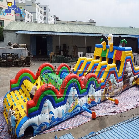 Надувная горка в аквапарке, длинная полоса препятствий с бассейном